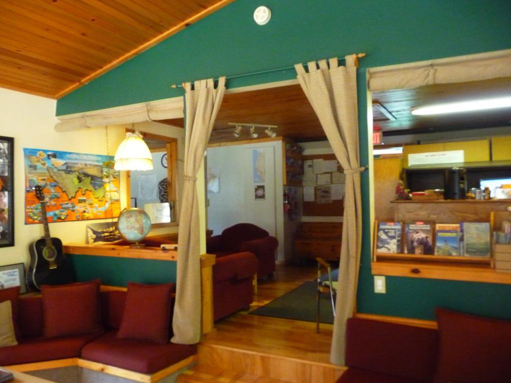 Hi Castle Mountain - Hostel Екстериор снимка