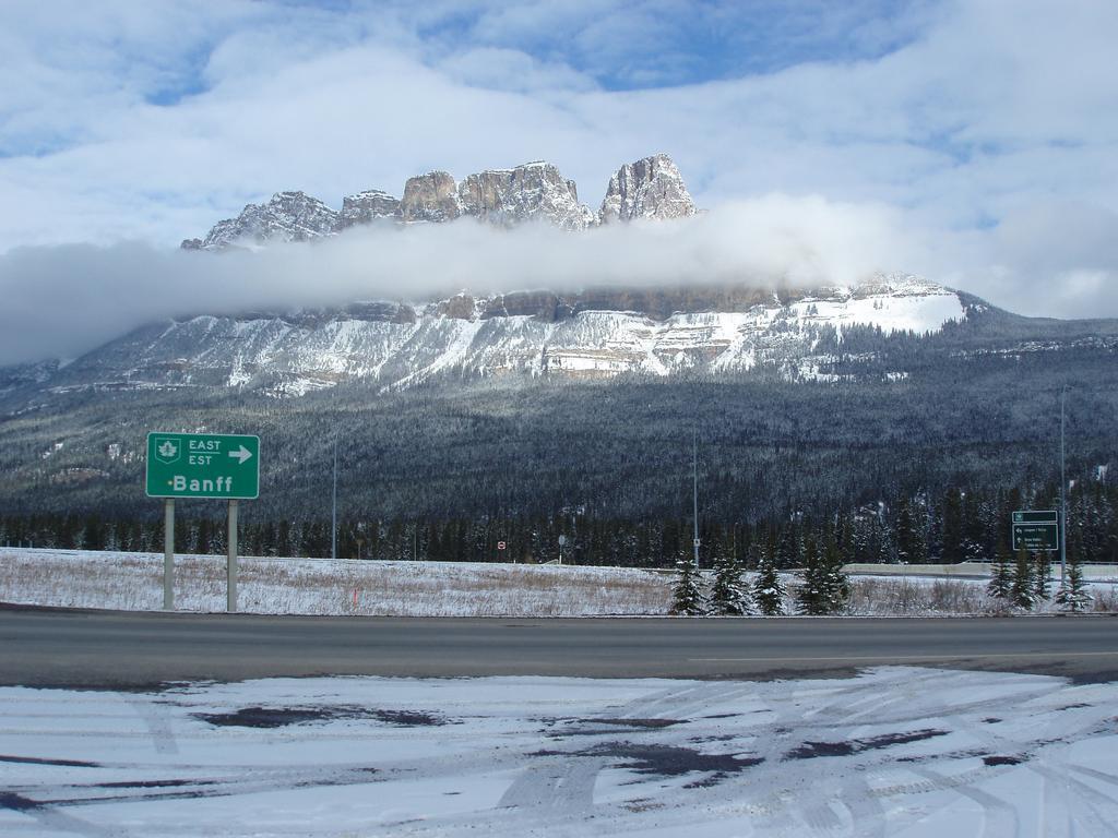 Hi Castle Mountain - Hostel Екстериор снимка